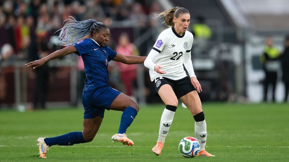 Jule Brand (r) dirigierte im zentralen Mittelfeld das Spiel der deutschen Elf.