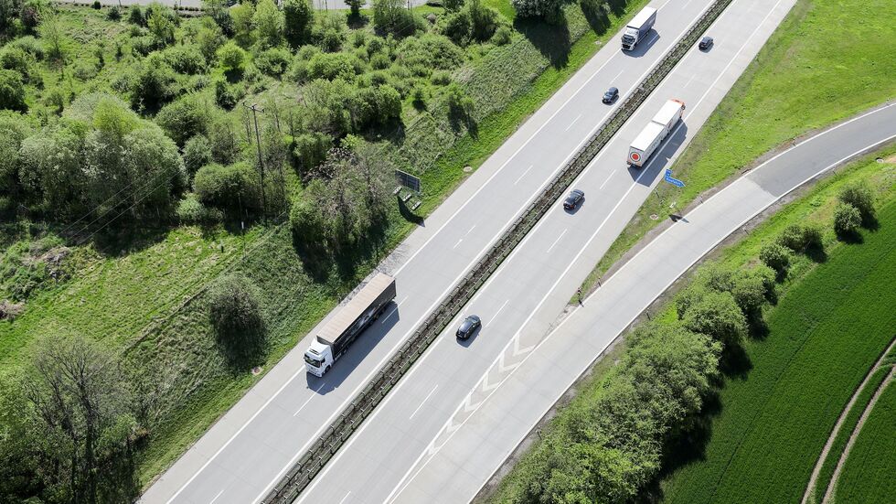 Eine Brücke über die A14 bei Grimma muss abgerissen werden. (Archivbild) Eine Brücke über die A14 bei Grimma muss abgerissen werden. (Archivbild)