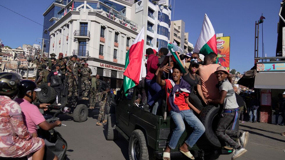 Einige Menschen nutzten die Gelegenheit für Selfies mit der Militäreinheit. 