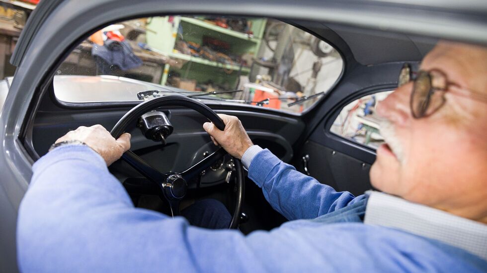 Im Innenraum ist für größere Menschen kaum Platz, die Beine unter das Lenkrad zu bekommen.