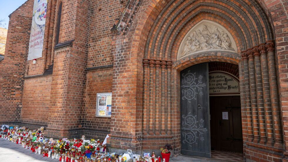 Die Pfarrkirche in Güstrow ist zum zentralen Ort des Gedenkens geworden. Die Pfarrkirche in Güstrow ist zum zentralen Ort des Gedenkens geworden.