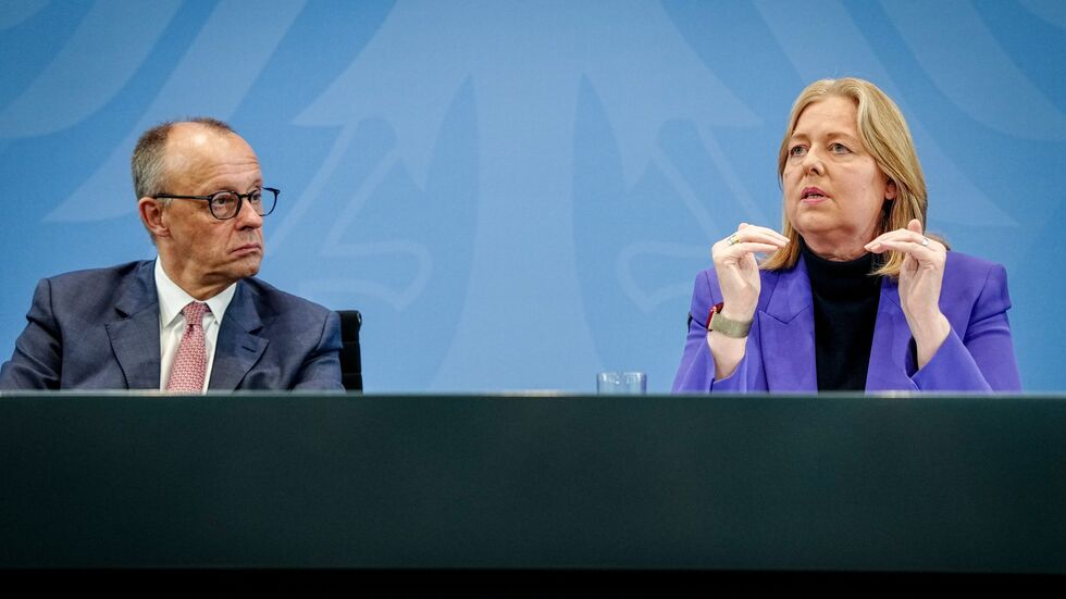 Kanzler Friedrich Merz (CDU) und Arbeitsministerin Bärbel Bas (SPD) haben lange um das Bürgergeld gerungen. Kanzler Friedrich Merz (CDU) und Arbeitsministerin Bärbel Bas (SPD) haben lange um das Bürgergeld gerungen.