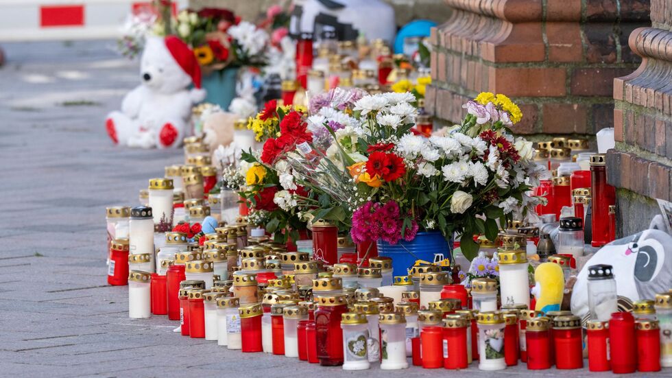 Auch Plüschtiere und handgeschriebene Zettel erinnern an Fabian, der mutmaßlich einem Gewaltverbrechen zum Opfer fiel. Auch Plüschtiere und handgeschriebene Zettel erinnern an Fabian, der mutmaßlich einem Gewaltverbrechen zum Opfer fiel.