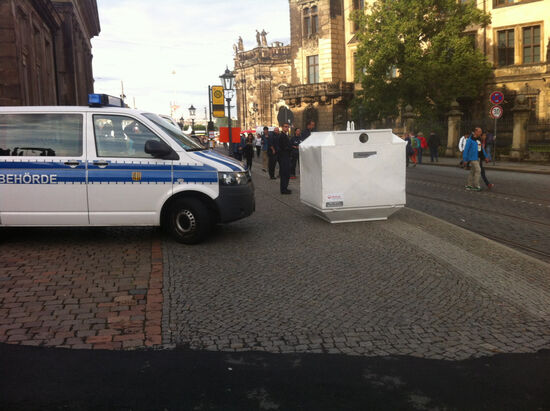 Strenge Glasfla&shy;schen&shy;kon&shy;trollen am Theater&shy;platz