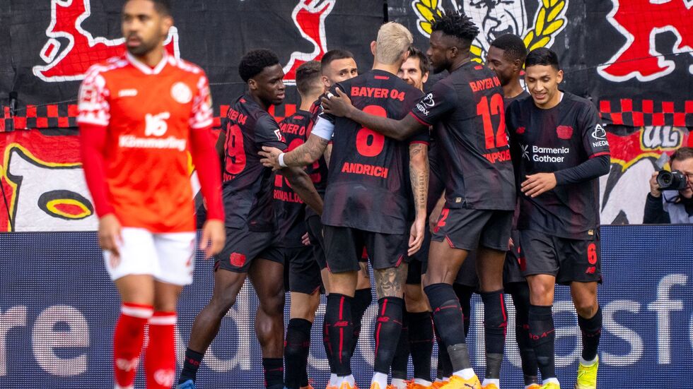 Die Leverkusener Spieler jubeln über die frühe Führung gegen Mainz