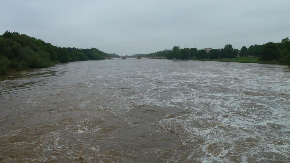 In Leipzig steht das Wasser extrem hoch. Daneben war Grimma wieder völlig überschwemmt worden. (Foto: Redak­tion)
