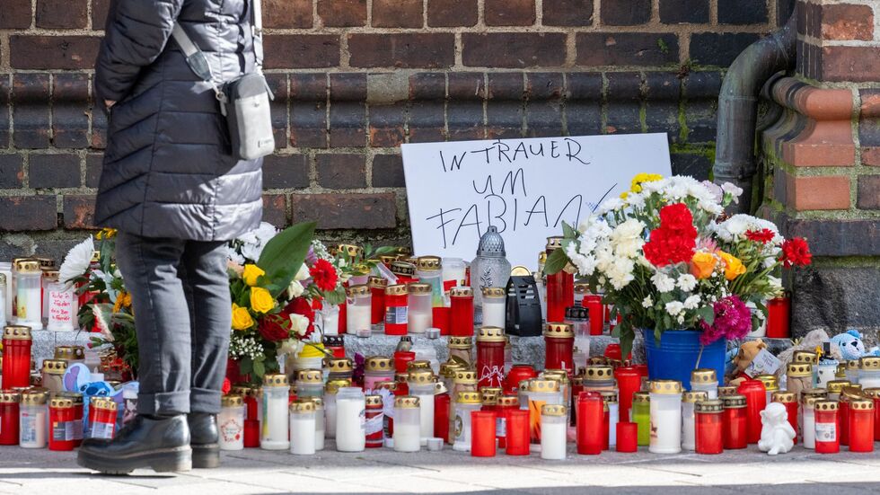 Das Meer an Kerzen vor der Güstrower Pfarrkirche wächst noch immer. Das Meer an Kerzen vor der Güstrower Pfarrkirche wächst noch immer.