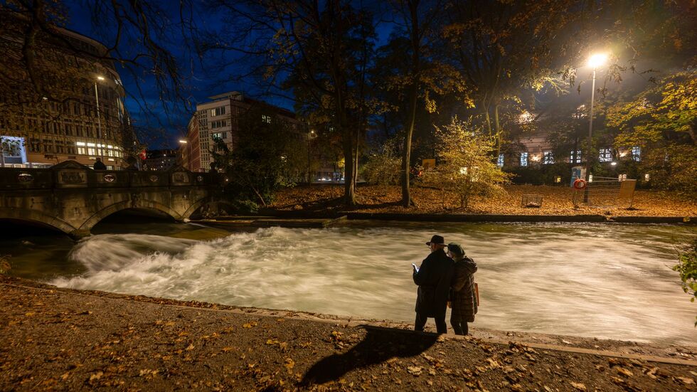 Kein Surfer auf dem Münchner Eisbach - denn die bekannte Welle funktioniert nicht mehr. Die Surfer rätseln über die Gründe. (Archivbild) Kein Surfer auf dem Münchner Eisbach - denn die bekannte Welle funktioniert nicht mehr. Die Surfer rätseln über die Gründe. (Archivbild)