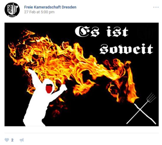Bei den Netzwerken VK und Facebook präsen&shy;tieren sich die Freie Kamerad&shy;schaft und die Freien Aktivisten martia&shy;lisch, drohen unver&shy;holen mit Gewalt. (Screen&shy;shots: VK.com/Facebook.com)