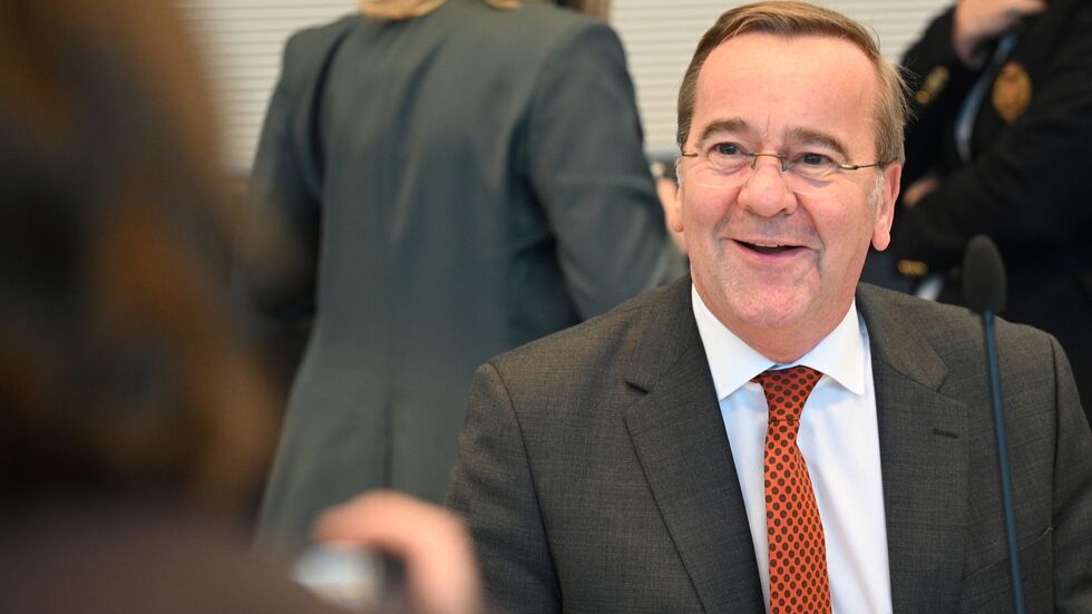 Der fröhliche Eindruck täuscht: In der SPD-Fraktionssitzung gab es von Verteidigungsminister Boris Pistorius sehr kritische Töne zum Wehrdienstvorschlag der Union. Der fröhliche Eindruck täuscht: In der SPD-Fraktionssitzung gab es von Verteidigungsminister Boris Pistorius sehr kritische Töne zum Wehrdienstvorschlag der Union.