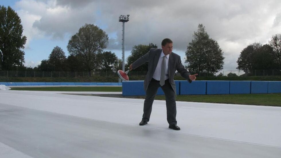 Der Chef vom Sport­stätten- und Bäder­be­trieb testet schon mal das Eis. Der Chef vom Sportstätten- und Bäderbetrieb testet schon mal das Eis.