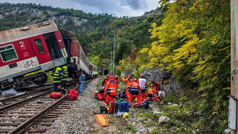 Auf diesem von der slowakischen Polizei veröffentlichten Foto behandeln Rettungskräfte verletzte Fahrgäste nach dem Zugunglück.