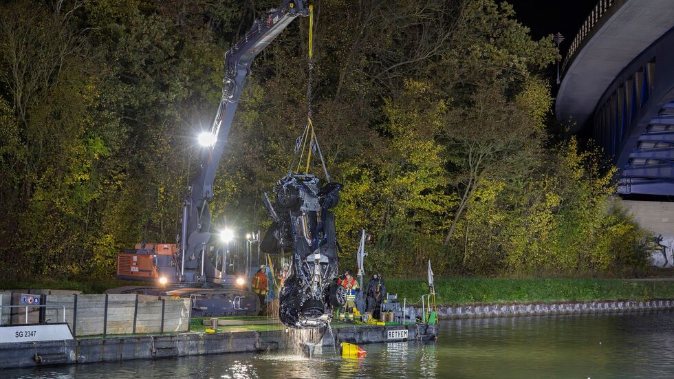 In diesem aus dem Mittellandkanal geborgenen Autowrack fanden Ermittler Einbruchswerkszeug. (Archivbild) 