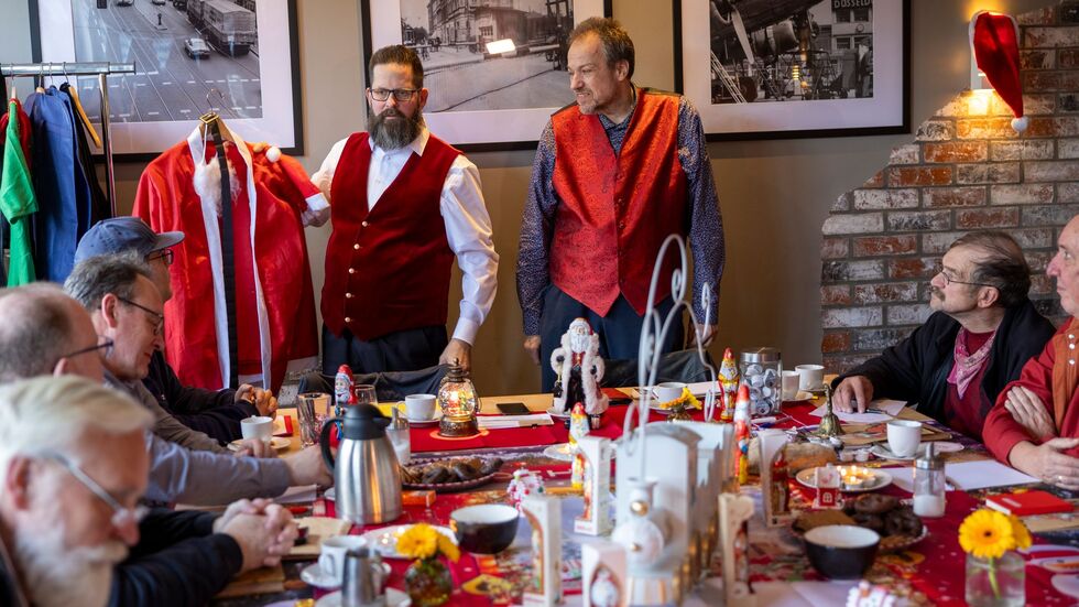 Markus von Juterczenka (links) zeigt ein besonders billiges Weihnachtsmannkostüm, von dem dringen abgeraten wird. Markus von Juterczenka (links) zeigt ein besonders billiges Weihnachtsmannkostüm, von dem dringen abgeraten wird.