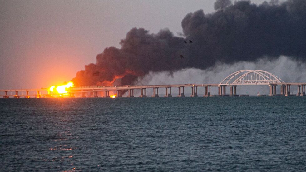 Bei der Explosion wurde die Brücke zur Krim schwer beschädigt. (Archivbild) Bei der Explosion wurde die Brücke zur Krim schwer beschädigt. (Archivbild)