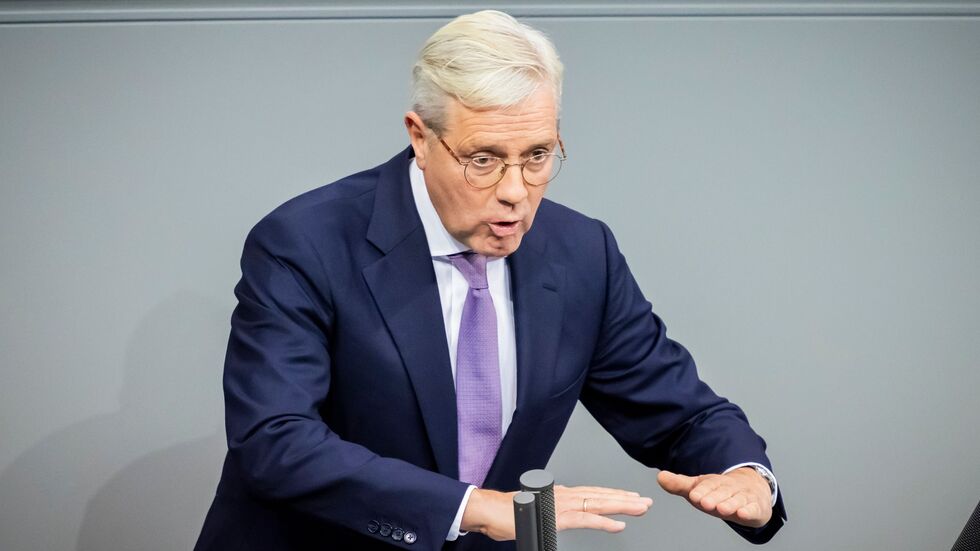 Unionsfraktionsvize Norbert Röttgen (CDU) verteidigt den Vorschlag für ein Zufallsverfahren zur möglichen Auswahl von Wehrdienstleistenden. Unionsfraktionsvize Norbert Röttgen (CDU) verteidigt den Vorschlag für ein Zufallsverfahren zur möglichen Auswahl von Wehrdienstleistenden.