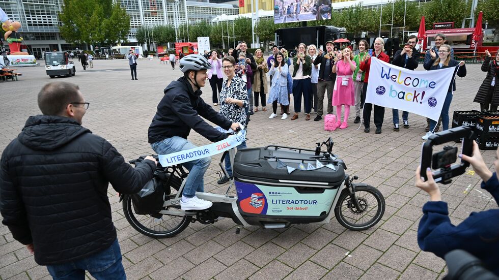 Freunde und Familie erwarteten Lennart Schaefer am Ziel. 