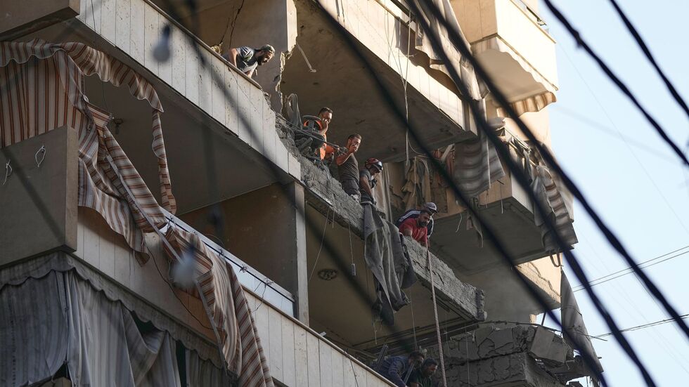 Mitglieder des libanesischen Zivilschutzes untersuchen Schäden in getroffener Wohnung in südlichem Vorort von Beirut. Mitglieder des libanesischen Zivilschutzes untersuchen Schäden in getroffener Wohnung in südlichem Vorort von Beirut.