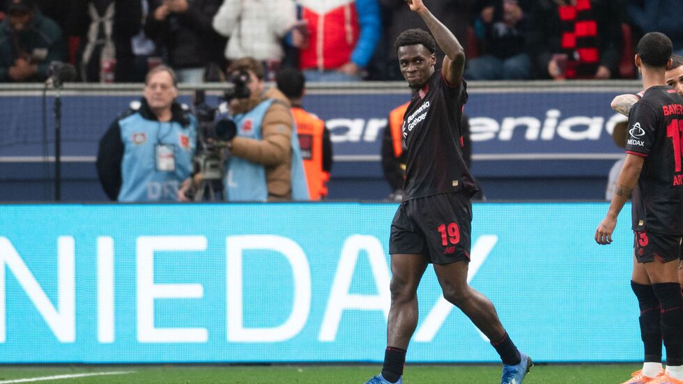 Leverkusens Ernest Poku jubelt über seinen Treffer zum 1:0. 