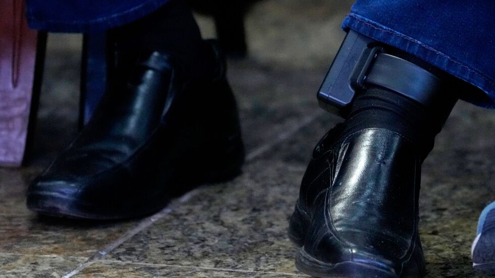 Die elektronische Fußfessel an Bolsonaros linkem Knöchel sorgt für Diskussionsstoff. (Archivbild)