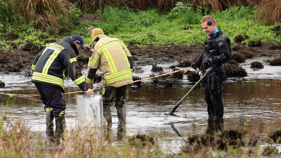 Einsatzkräfte haben bei ihren Ermittlungen zum Tod des achtjährigen Fabian aus Güstrow erneut einen Tümpel im Bereich des Fundortes der Leiche in den Blick genommen. Einsatzkräfte haben bei ihren Ermittlungen zum Tod des achtjährigen Fabian aus Güstrow erneut einen Tümpel im Bereich des Fundortes der Leiche in den Blick genommen.