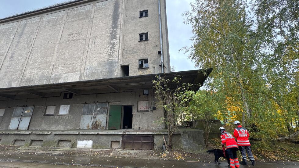 Auch leerstehende Gebäude werden abgesucht.