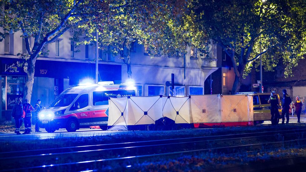 Einsatzkräfte sichern den Tatort. Einsatzkräfte sichern den Tatort.