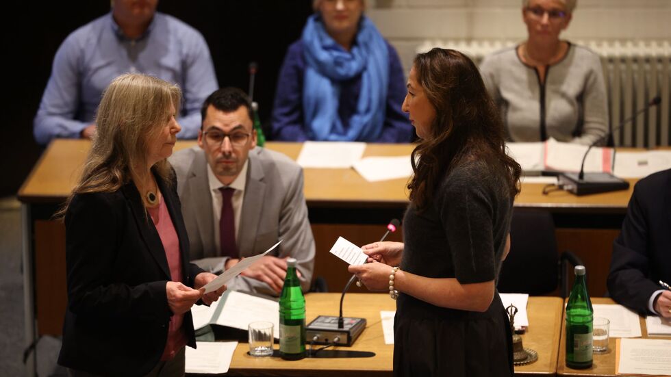 Nach dem Amtseid hält Iris Stalzer eine Antrittsrede Nach dem Amtseid hält Iris Stalzer eine Antrittsrede