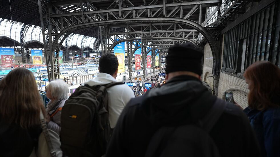 Jeden Tag fahren hunderte Züge am Hamburger Hauptbahnhof Jeden Tag fahren hunderte Züge am Hamburger Hauptbahnhof