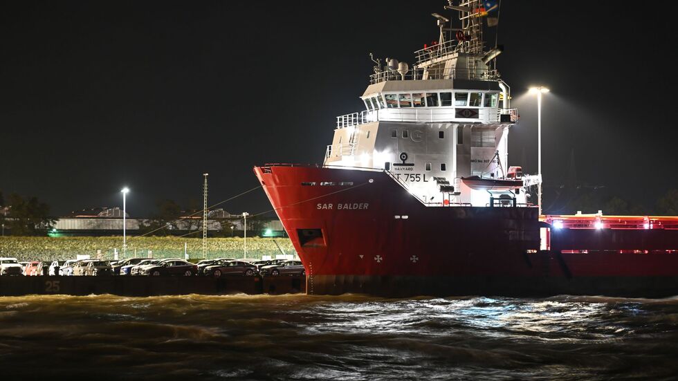 Schiffe versuchen in den Häfen Schutz vor dem Unwetter zu finden. 