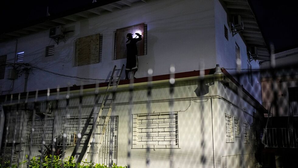 Die Menschen auf der Karibikinsel bereiten sich auf zerstörerische Winde und Überschwemmungen vor. Die Menschen auf der Karibikinsel bereiten sich auf zerstörerische Winde und Überschwemmungen vor.