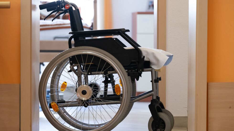 Wer alt wird, wird häufiger krank. Eine alternde Bevölkerung bedeutet für die Krankenkassen stark steigende Ausgaben. (Symbolbild) 