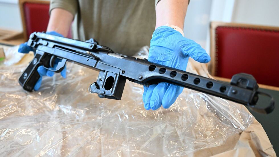 Die Polizei präsentierte sichergestellte Waffen.