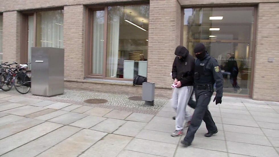 Vorfüh­rung beim Haftrichter. (Foto: Blaulicht­mel­dung Mittel­deutsch­land) Vorführung beim Haftrichter. (Foto: Blaulichtmeldung Mitteldeutschland)