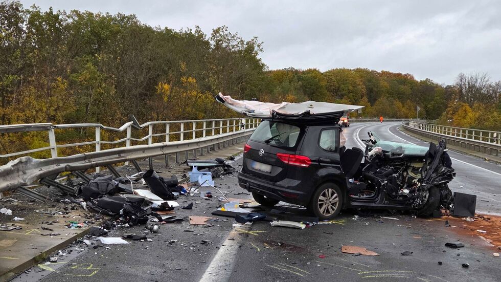 Rettungskräfte sind am Unfallort im Einsatz. 
