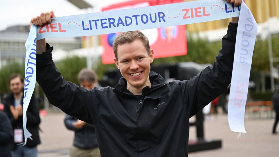 Endlich in Frankfurt! Im Innenhof der Buchmesse war der 27-Jährige am Ziel.