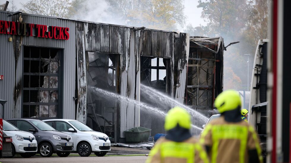 Auch wurden mehrere Fahrzeuge auf dem Gelände beschädigt.