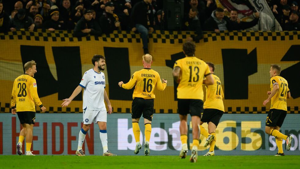  Der Dresdner Nils Fröling jubelt nach seinem Tor zum 1:0.