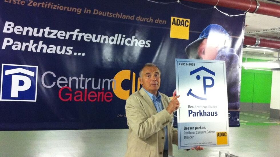 Thomas Kühl vom ADAC mit der Auszeich­nung für das Parkhaus der Centrum Galerie. Thomas Kühl vom ADAC mit der Auszeichnung für das Parkhaus der Centrum Galerie.