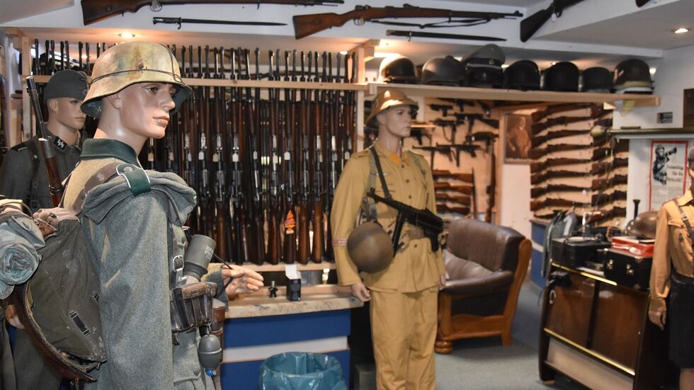 Unzählige Weltkriegswaffen, Wehrmachtsuniformen und auch aktuellere Kriegswaffen fanden die Beamten im Keller eines Hauptbeschuldigten.