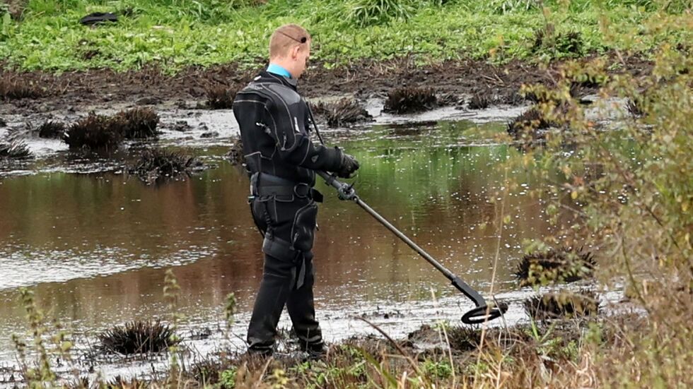 Die Polizei durchsuchte den Tümpel mit einem Detektor. Die Polizei durchsuchte den Tümpel mit einem Detektor.