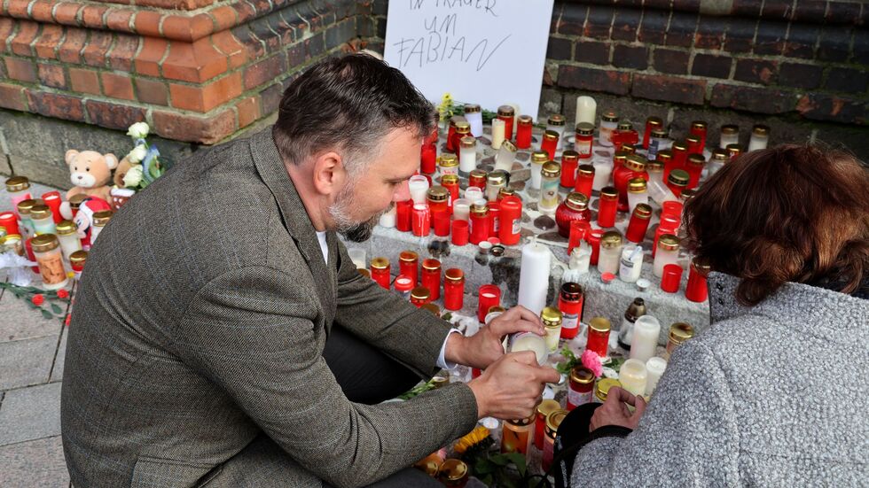 Jens-Peter Schulz, Pastor der Ev.-Luth. Pfarrgemeinde Güstrow, ist es ein Trost, dass die Menschen in Güstrow mit ihrer Trauer und Anteilnahme zusammenkommen. Jens-Peter Schulz, Pastor der Ev.-Luth. Pfarrgemeinde Güstrow, ist es ein Trost, dass die Menschen in Güstrow mit ihrer Trauer und Anteilnahme zusammenkommen.