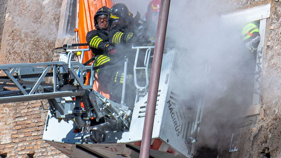 Während des Rettungseinsatzes der Feuerwehr stürzte ein weiterer Teil des Turms ein.