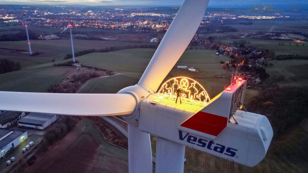 Und seinen Schwibbogen hoch oben über dem Vorerzgebirge nachts zum Leuchten bringen. 