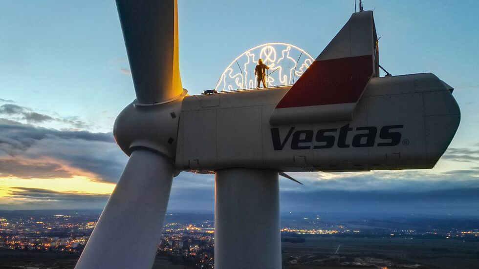 Der sechs Meter große Lichterbogen mit dem Schwarzenberger Motiv leuchtet in 140 Metern Höhe auf dem Maschinenhaus der Windkraftanlage.