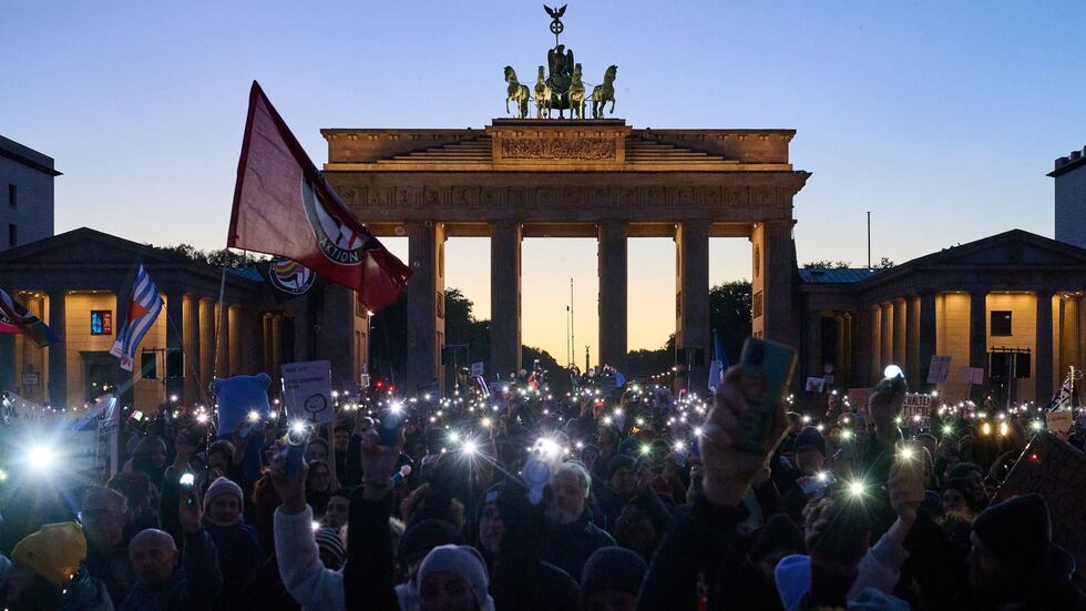Die Demonstranten trafen sich für ihren Protest vor dem Brandenburger Tor. Die Demonstranten trafen sich für ihren Protest vor dem Brandenburger Tor.
