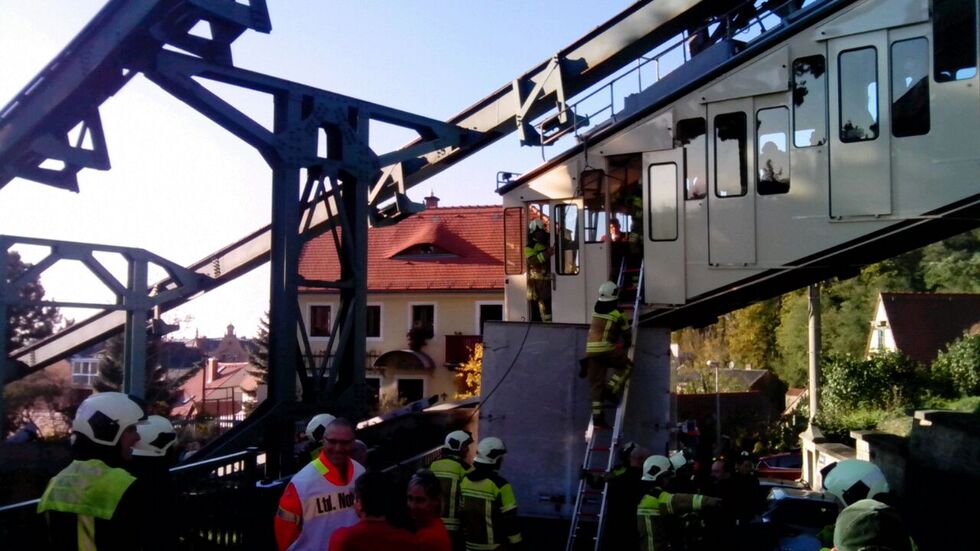 Ein LKW hat am Diens­tag­nach­mittag die Schwe­be­bahn in Loschwitz gerammt. (Foto: BMM)