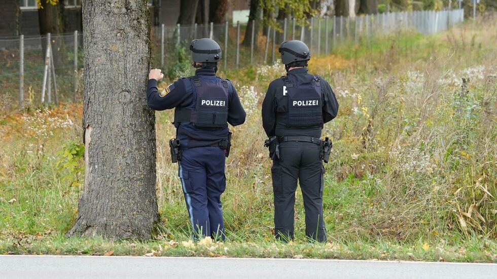 Polizisten ermittelten am Tag nach dem Vorfall zur Ursache und dem genauen Hergang. Polizisten ermittelten am Tag nach dem Vorfall zur Ursache und dem genauen Hergang.