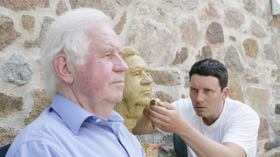 Bei Bildhauer Bertrand Freiesleben in Radebeul stand Kurt Biedenkopf Modell. (Foto: © Freiesleben/DIU) Bei Bildhauer Bertrand Freiesleben in Radebeul stand Kurt Biedenkopf Modell. (Foto: © Freiesleben/DIU)