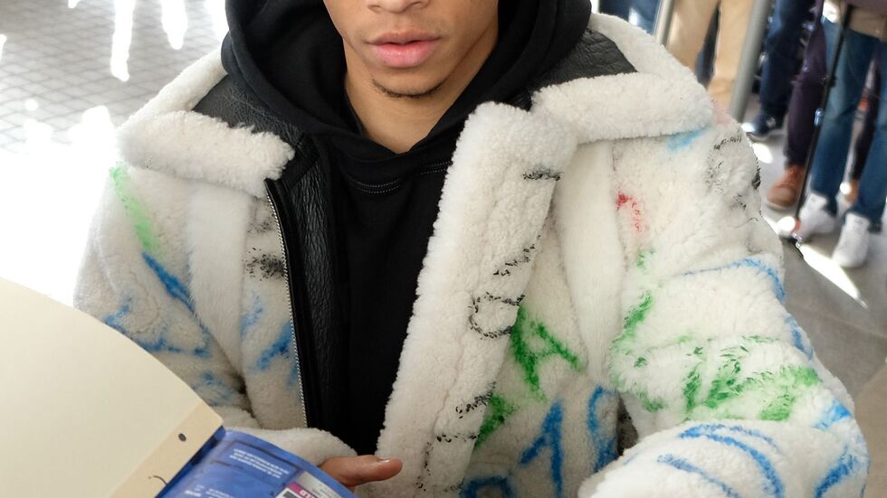 In diesem Outfit kam Leroy Sané 2019 in Wolfsburg an. (Archivbild) 